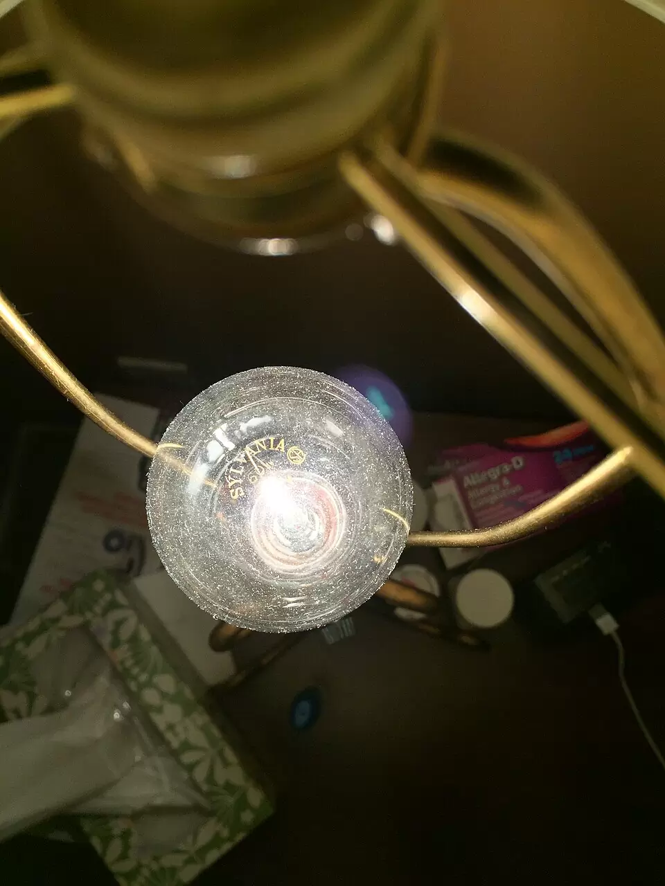 Bombilla instalada en un portalámparas