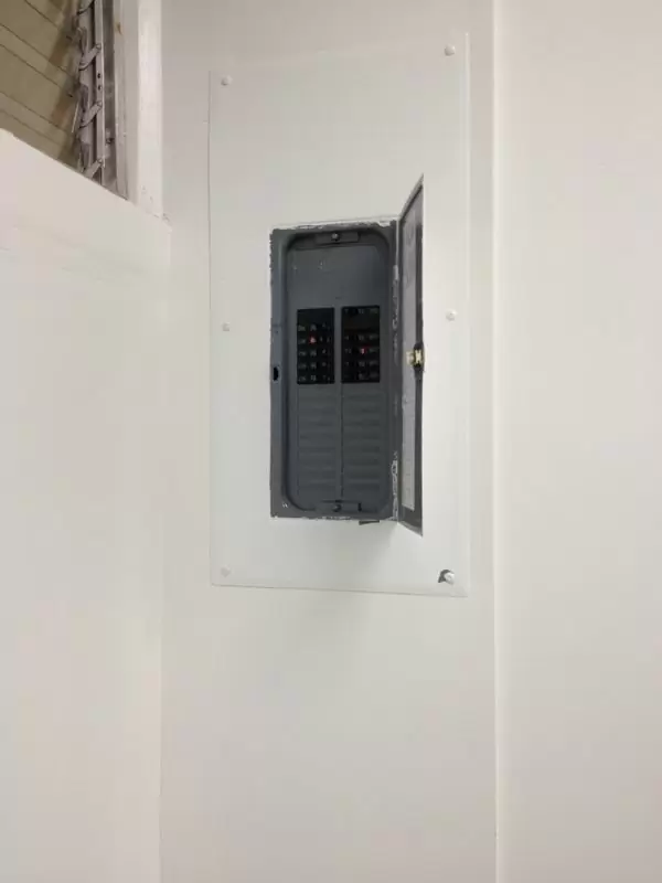 Un cuadro moderno separa la vivienda en circuitos: cuando salta algo, solo se queda sin servicio una parte.
