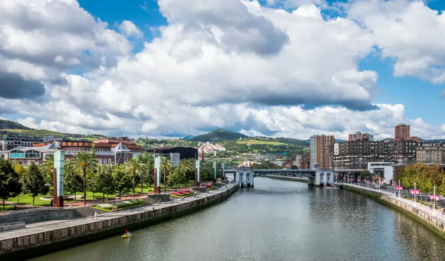 Deusto, al otro lado del puente: mucha vivienda de posguerra y cuadros eléctricos que nunca se han renovado.