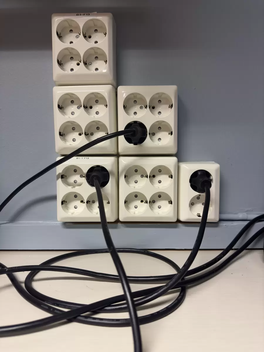Mecanismos eléctricos y enchufes en una pared