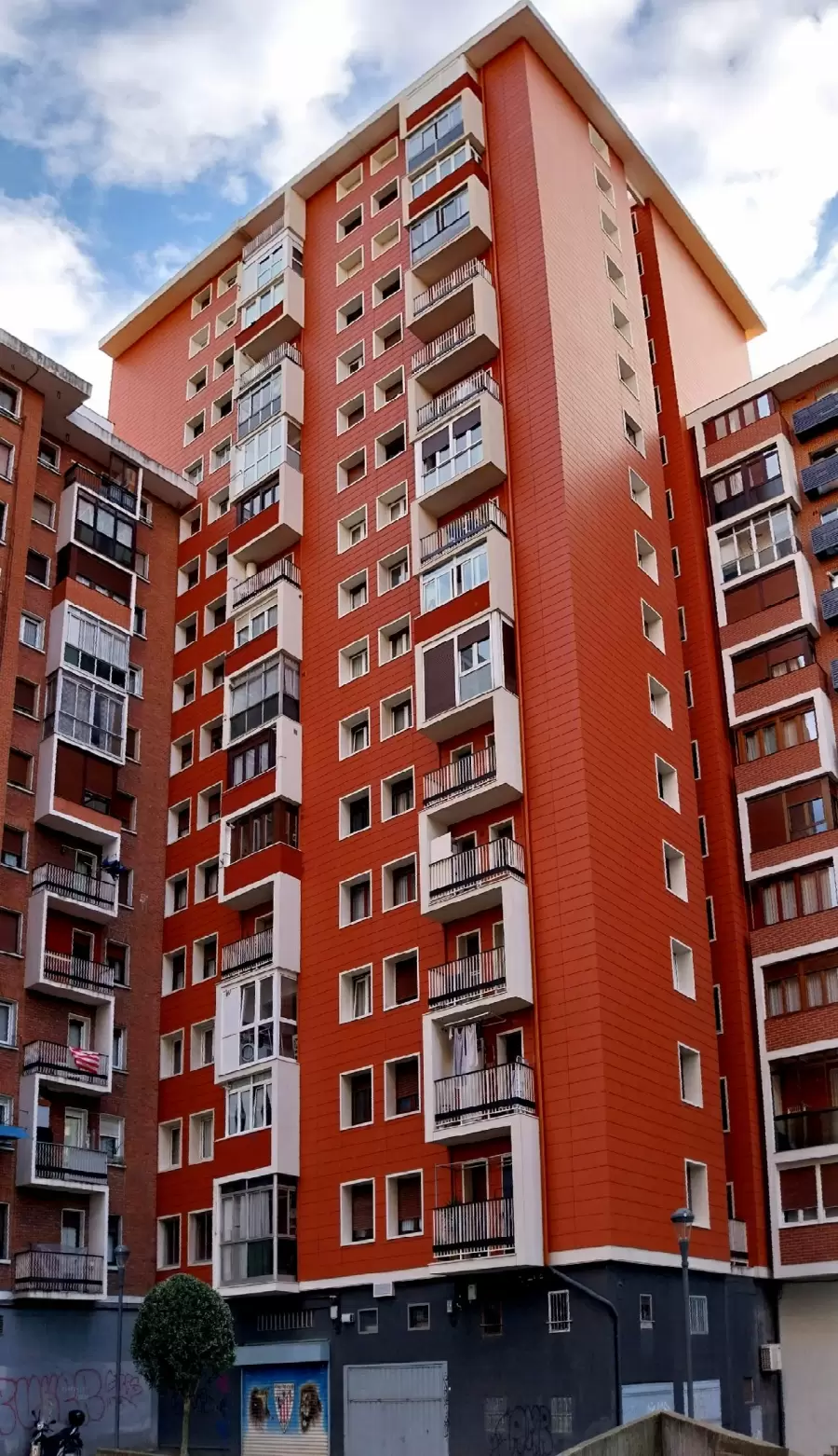 Santutxu es uno de los barrios más densos de Bilbao, con bloques de los años sesenta y setenta y patinillos mu
