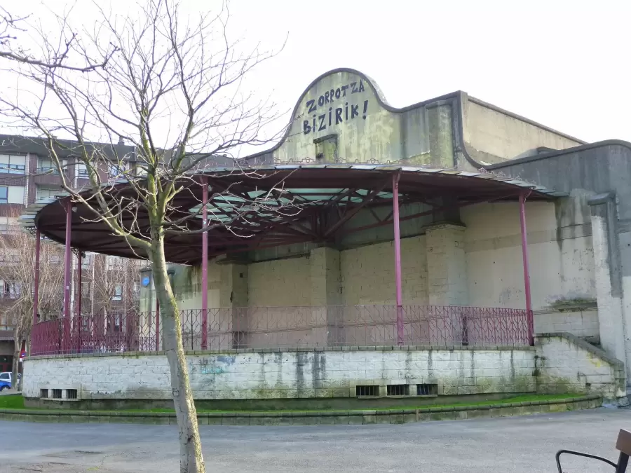 Zorrotza mezcla vivienda antigua y naves: dos tipos de instalación con exigencias muy distintas.